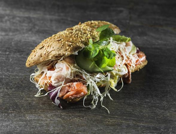 Sandwich med varmt røget laks
